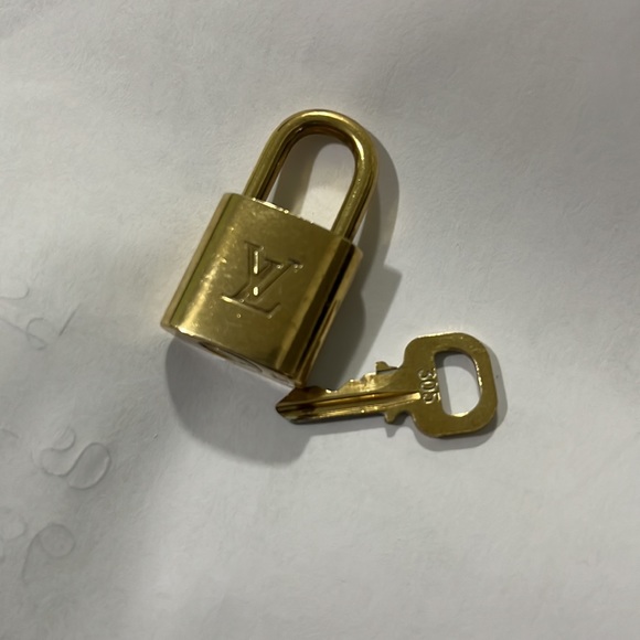 Louis Vuitton Lock n Key - Picture 3 of 3